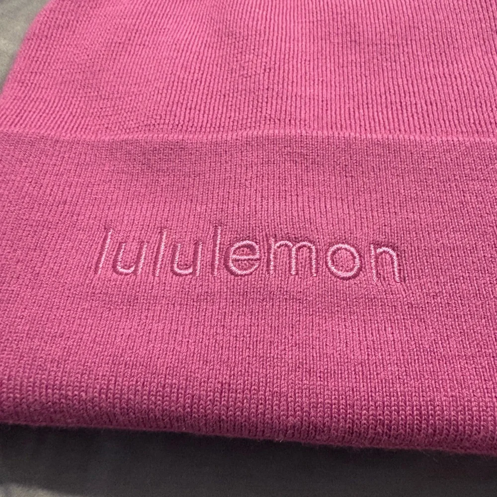 NWT Lululemon Warm Revelation Beanie PPKT Pink Taupe O/S $48 - Picture 2 of 3